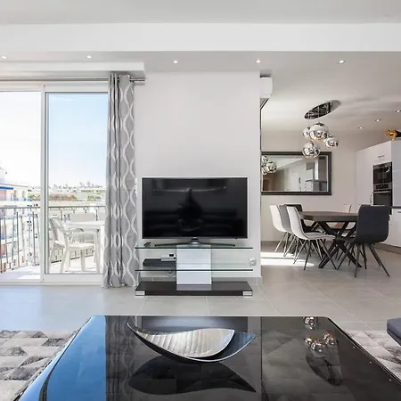 Marriott- Croisette: Superb 3 Bedrooms/ 3 Baths Apartmán