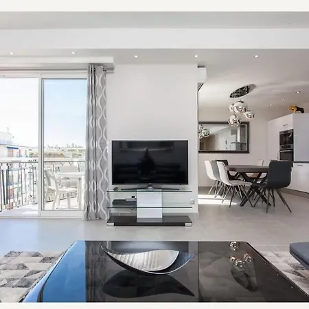 Marriott- Croisette: Superb 3 Bedrooms/ 3 Baths Apartmán Cannes