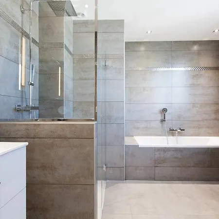 Marriott- Croisette: Superb 3 Bedrooms/ 3 Baths * Κάννες