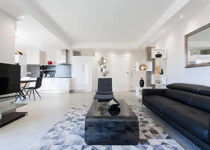 Marriott- Croisette: Superb 3 Bedrooms/ 3 Baths * Cannes