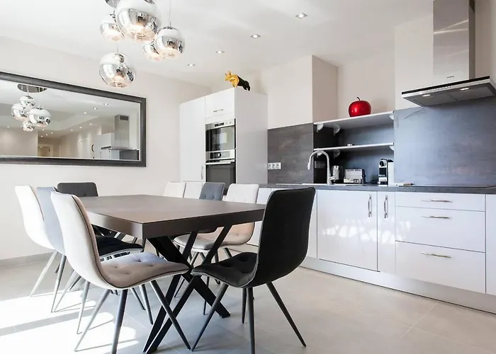 Marriott- Croisette: Superb 3 Bedrooms/ 3 Baths Lejlighed Cannes