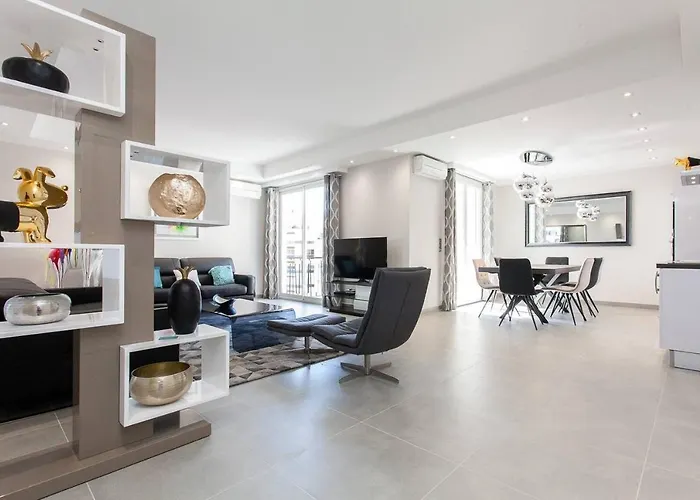 Marriott- Croisette: Superb 3 Bedrooms/ 3 Baths Lejlighed Cannes
