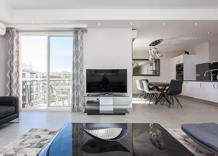 Marriott- Croisette: Superb 3 Bedrooms/ 3 Baths Lejlighed