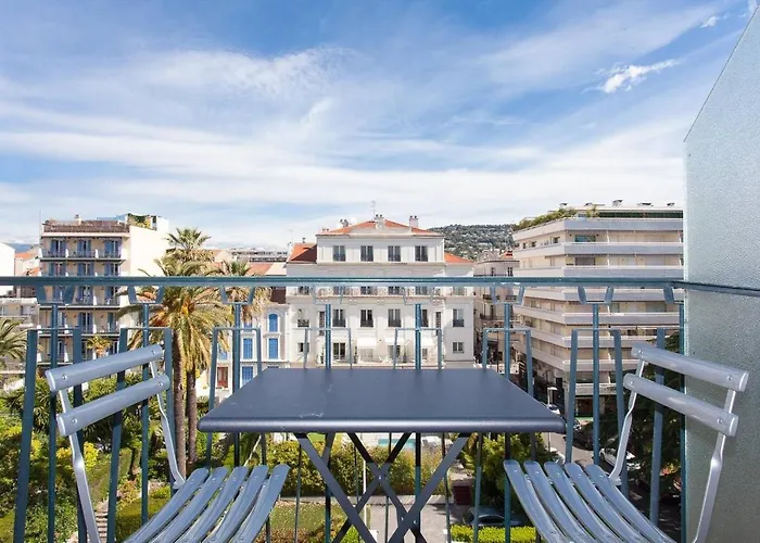 Marriott- Croisette: Superb 3 Bedrooms/ 3 Baths شقة